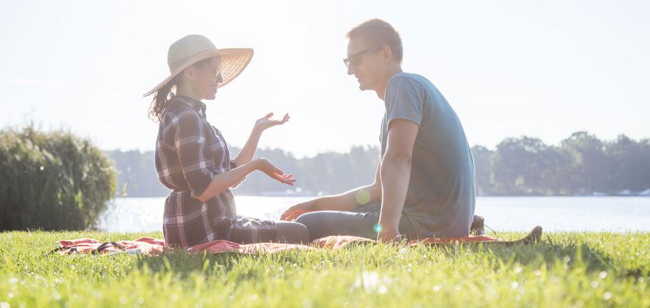 Frau und Mann beim Picknick am See Frau und Mann beim Picknick am See