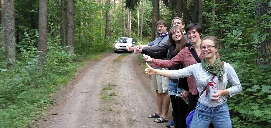 Antje, Ela und Hanoch trampen durch das Baltikum. Antje, Ela und Hanoch trampen durch das Baltikum.