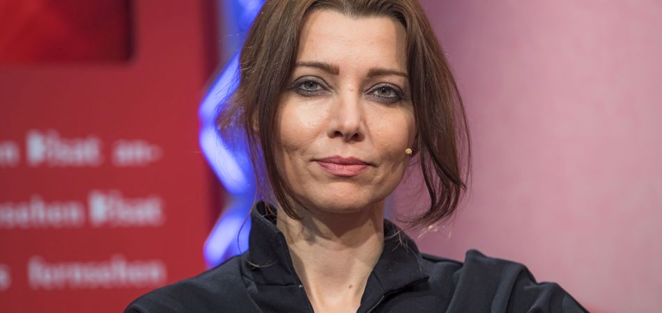 Elif Şafak: Sesini yükseltme talebi Elif Şafak: Sesini yükseltme talebi