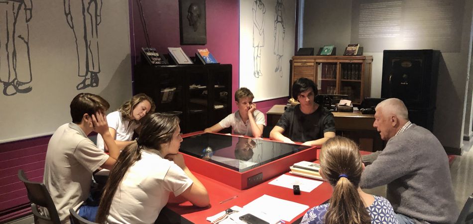 Alumnas y alumnos conversan con un testigo de época Alumnas y alumnos conversan con un testigo de época