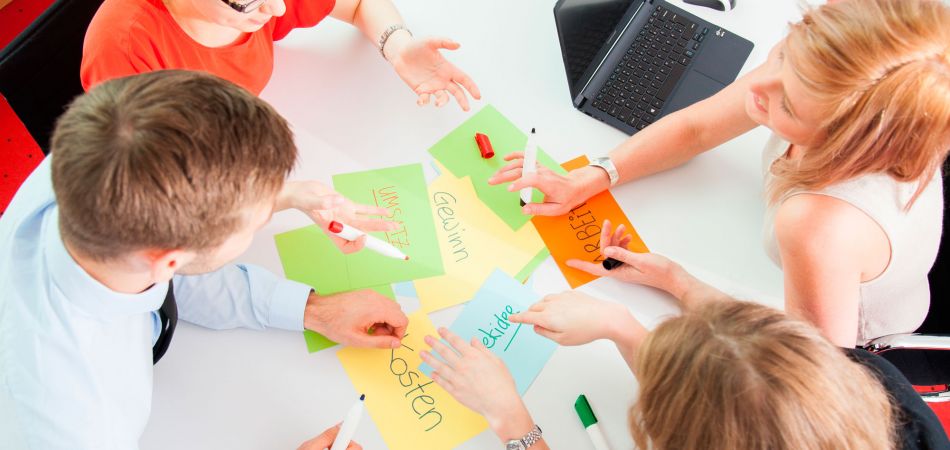 Junge Arbeitnehmer legen Wert auf Teamwork. Junge Arbeitnehmer legen Wert auf Teamwork.