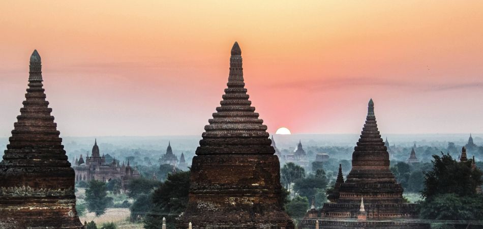 Die Königsstadt Bagan in Myanmar bei Sonnenuntergang Die Königsstadt Bagan in Myanmar bei Sonnenuntergang