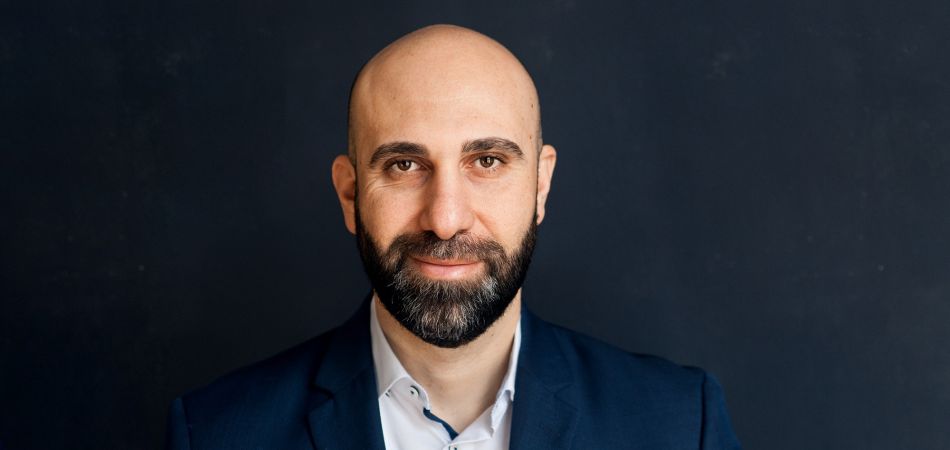Ahmad Mansour hat 2022 das Bundesverdienstkreuz erhalten. Ahmad Mansour hat 2022 das Bundesverdienstkreuz erhalten.