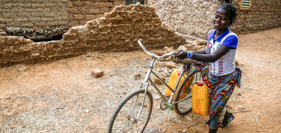 Ein Mädchen holt Wasser bei Ouahigouya, Burkina Faso Ein Mädchen holt Wasser bei Ouahigouya, Burkina Faso