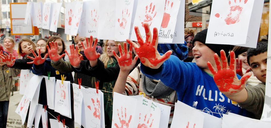 Aktion zum Red Hand Day mit Schülern in Neuss. Aktion zum Red Hand Day mit Schülern in Neuss.