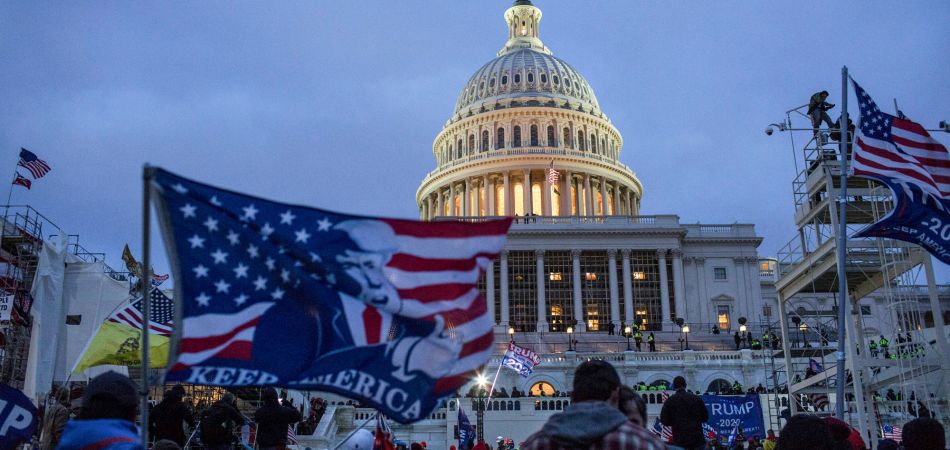 Trump und Unterstützer treten Demokratie mit Füßen Trump und Unterstützer treten Demokratie mit Füßen