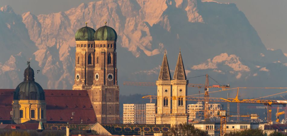Blick über München: vor Alpenkulisse Arbeit an der Zukunft Blick über München: vor Alpenkulisse Arbeit an der Zukunft