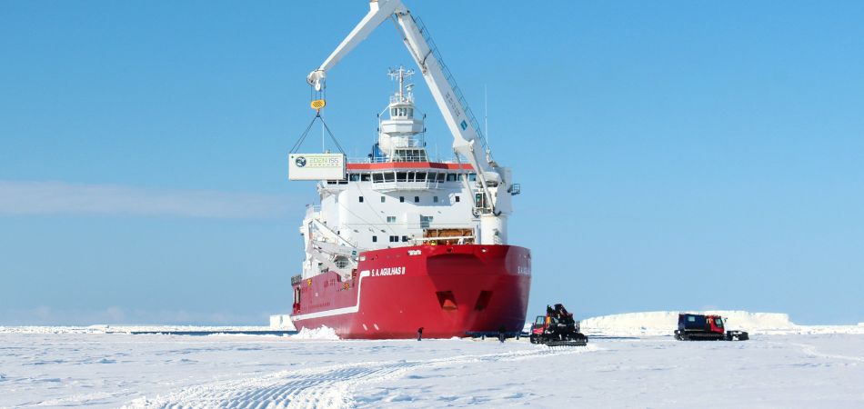 Eden-ISS: el invernadero Eden-ISS es descargado del barco en la Antártida. Eden-ISS: el invernadero Eden-ISS es descargado del barco en la Antártida.