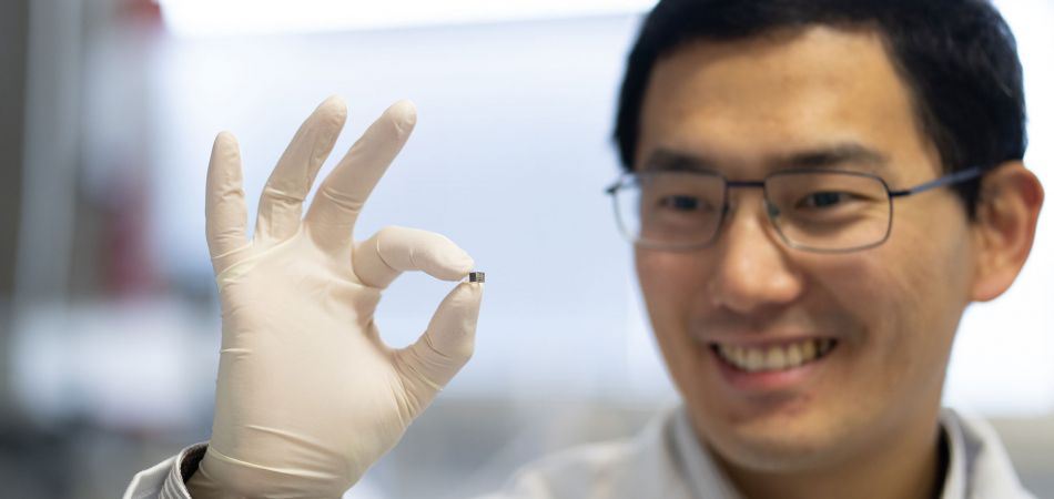 Dr. Tian Qui forscht zu Mikrorobotern Dr. Tian Qui forscht zu Mikrorobotern