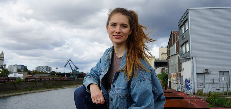 Radiojournalistin Dayala Lang ist eine der ersten Stipendiatinnen Radiojournalistin Dayala Lang ist eine der ersten Stipendiatinnen