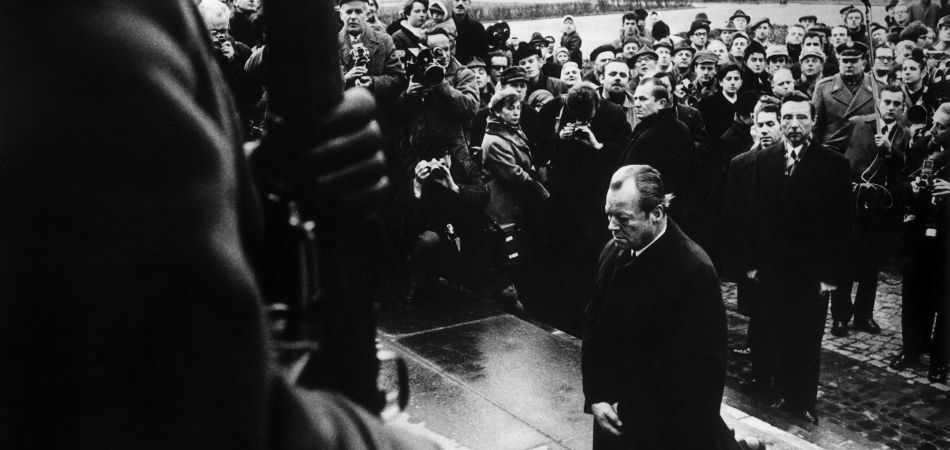 Willy Brandt ehrt die Toten des Warschauer Ghettos. Willy Brandt ehrt die Toten des Warschauer Ghettos.