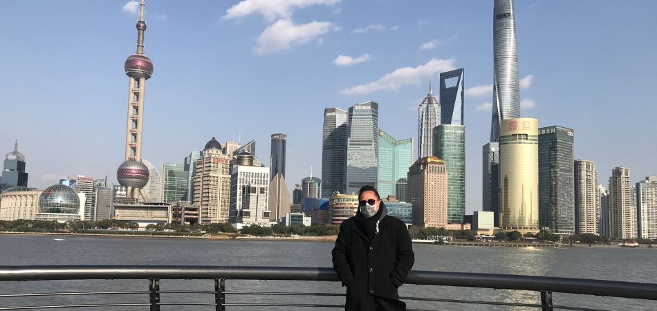 Matthias Müller vor der Skyline von Shanghai – mit Mundschutz. Matthias Müller vor der Skyline von Shanghai – mit Mundschutz.