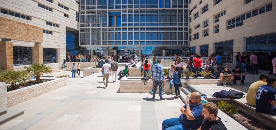 طلاب في مجمع جامعة GJU طلاب في مجمع جامعة GJU