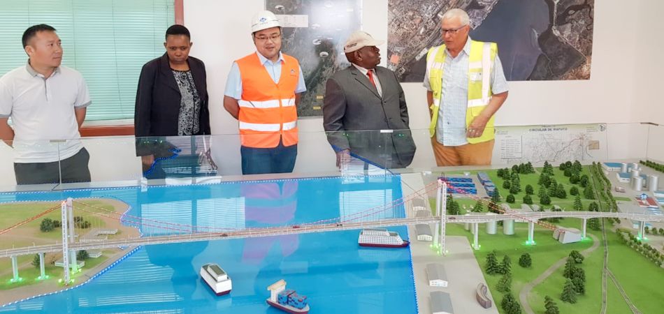 Le grand projet de pont suspendu : Joern Seitz (à dr.) au Mozambique Le grand projet de pont suspendu : Joern Seitz (à dr.) au Mozambique