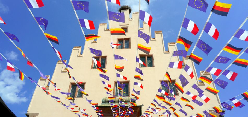 Der Aachener Vertrag vertieft die deutsch-französische Freundschaft. Der Aachener Vertrag vertieft die deutsch-französische Freundschaft.