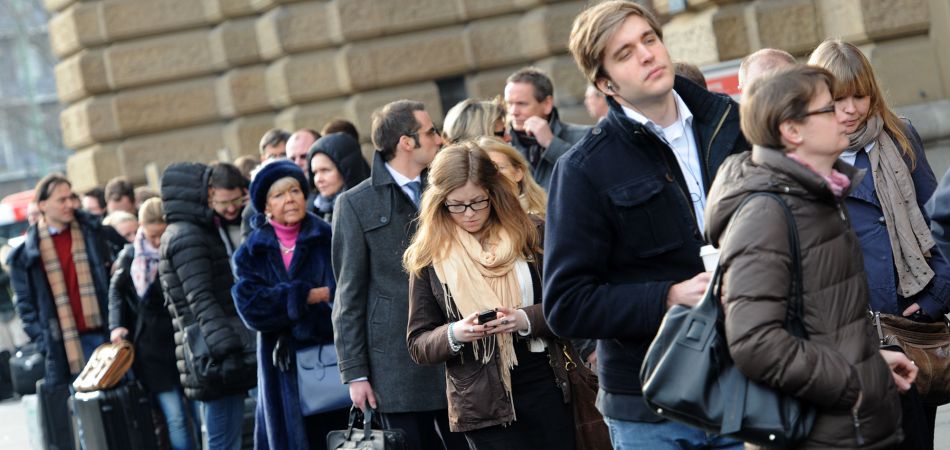 Menschen stehen in einer Schlange Menschen stehen in einer Schlange