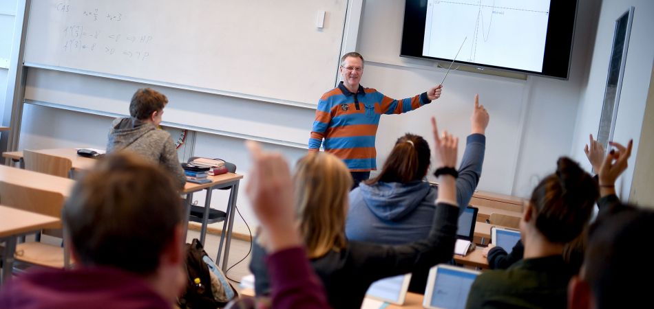 Schüler melden sich in Klasse Schüler melden sich in Klasse