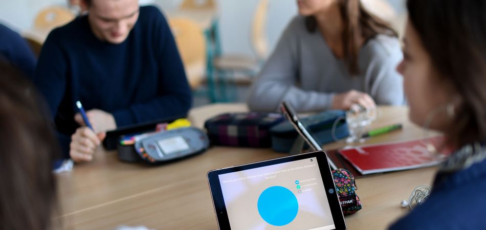 Schüler in Klasse mit Tablet Schüler in Klasse mit Tablet