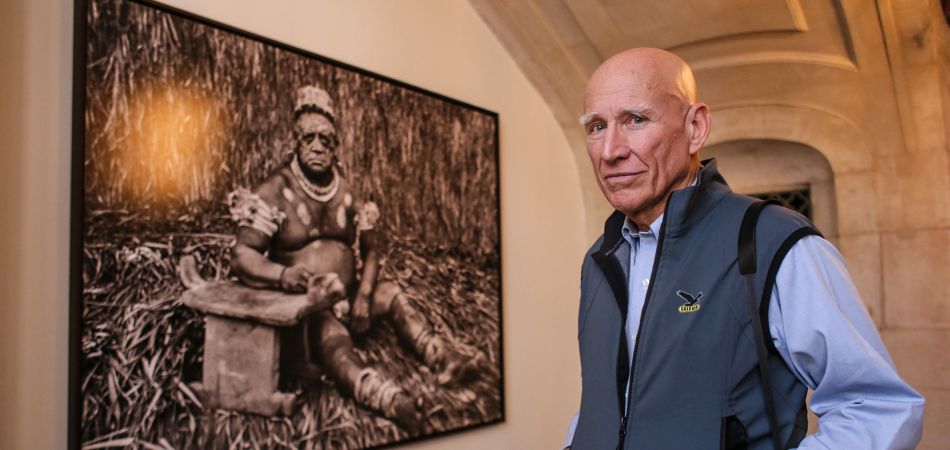 Sebastião Salgado neben einem Foto seiner Bildstrecke „Genesis“ Sebastião Salgado neben einem Foto seiner Bildstrecke „Genesis“