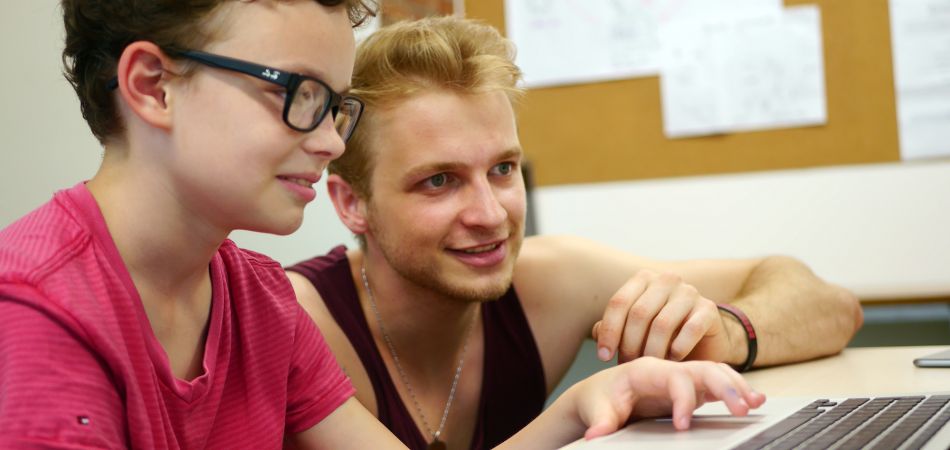 Serlo Lab School’da eğitmen ve öğrenciler Serlo Lab School’da eğitmen ve öğrenciler