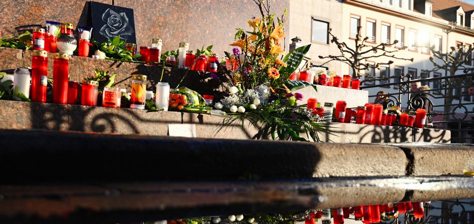 Des fleurs et des bougies sur le place du marché à Hanau Des fleurs et des bougies sur le place du marché à Hanau