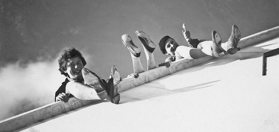 Mulheres da Bauhaus em ação. Uma foto de Katt Both Mulheres da Bauhaus em ação. Uma foto de Katt Both