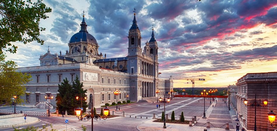 Madrid: La Catedral de la Almudena. Madrid: La Catedral de la Almudena.