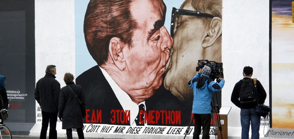 La obra de arte más famosa de la división alemana: el beso fraternal La obra de arte más famosa de la división alemana: el beso fraternal