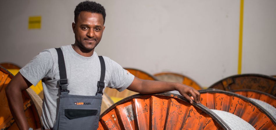 Eritre’li Tedros Gebru, Stuttgart’taki iş yerinde. Eritre’li Tedros Gebru, Stuttgart’taki iş yerinde.