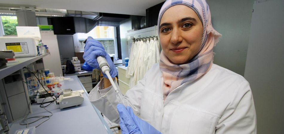 مروة ملحس في مختبر التحليل الحيوي في جامعة كوبورغ. مروة ملحس في مختبر التحليل الحيوي في جامعة كوبورغ.