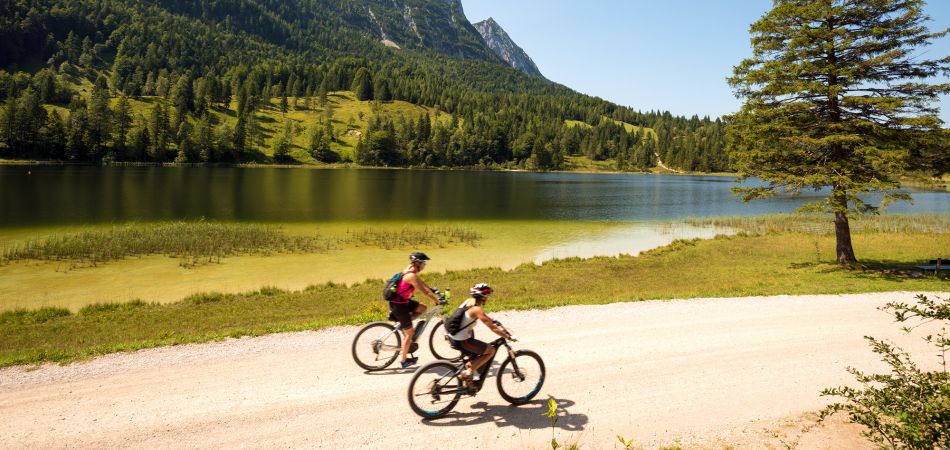 Andando de bicicleta em Mittenwald, perto dos Alpes. Andando de bicicleta em Mittenwald, perto dos Alpes.