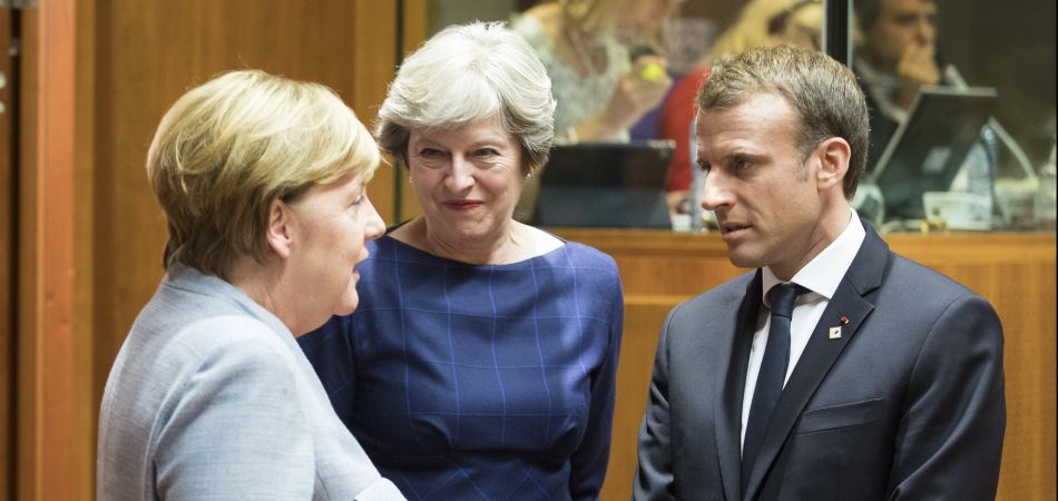 Zusammenhalt: Merkel, May und Macron zeigen Einigkeit gegen US-Strafzölle Zusammenhalt: Merkel, May und Macron zeigen Einigkeit gegen US-Strafzölle