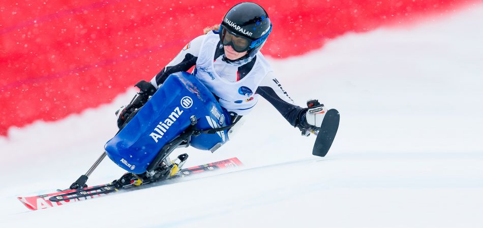 Veloz: Anna Schaffelhuber en una carrera de Super G Veloz: Anna Schaffelhuber en una carrera de Super G