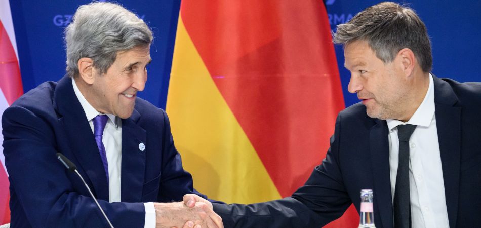 Handshake: John Kerry and Robert Habeck at the G7 meeting in Berlin Handshake: John Kerry and Robert Habeck at the G7 meeting in Berlin