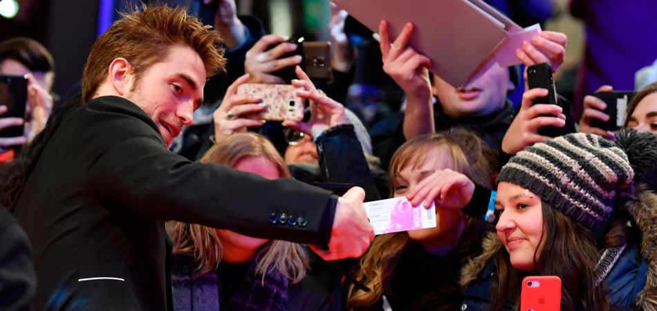 Berlinale 2018: fans besiege actor Robert Pattinson Berlinale 2018: fans besiege actor Robert Pattinson