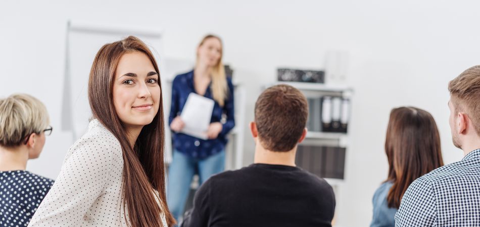 من يكون متشابكا بشكل جيد، تسهل عليه الخطوات الأولى في بلد جديد. 