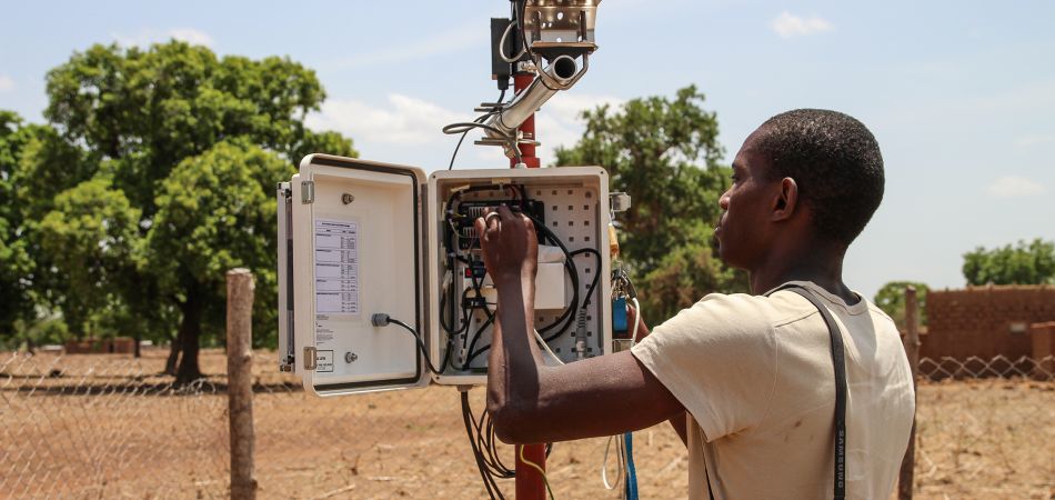 Un chercheur dans une station météorologique au Burkina Faso Un chercheur dans une station météorologique au Burkina Faso