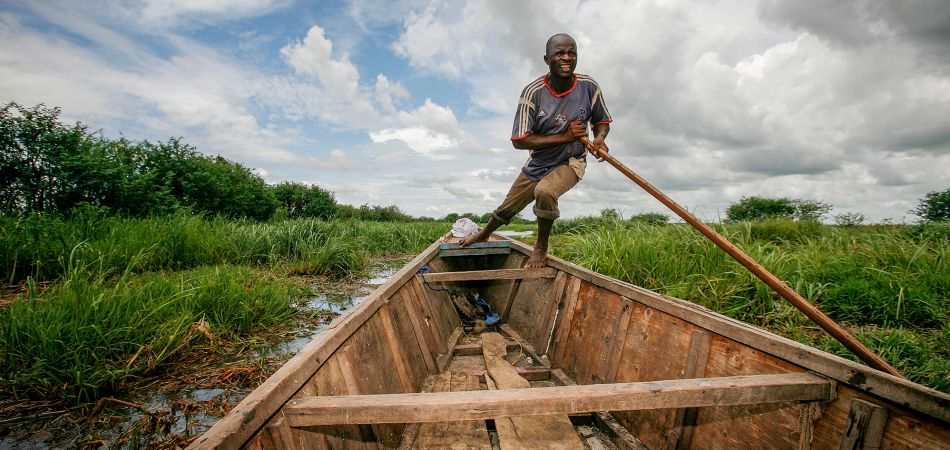 Der Klimawandel lässt den Tschadsee in Afrika schrumpfen. Der Klimawandel lässt den Tschadsee in Afrika schrumpfen.