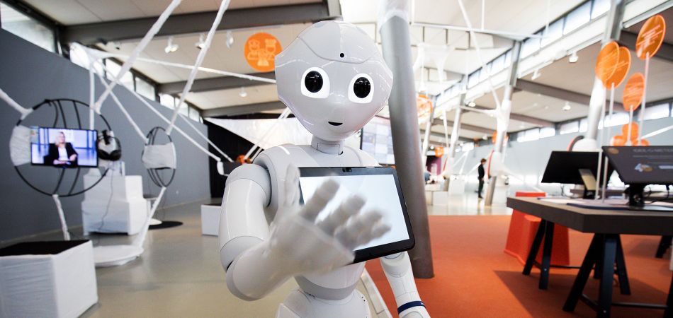 Roboter „Pepper“ kommuniziert mit Journalisten und Gästen in der Ausstellung „Out of Office“ Roboter „Pepper“ kommuniziert mit Journalisten und Gästen in der Ausstellung „Out of Office“