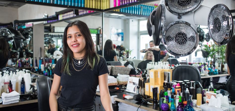 Sherlym Hernandez trabaja como peluquera en Berlín. Sherlym Hernandez trabaja como peluquera en Berlín.
