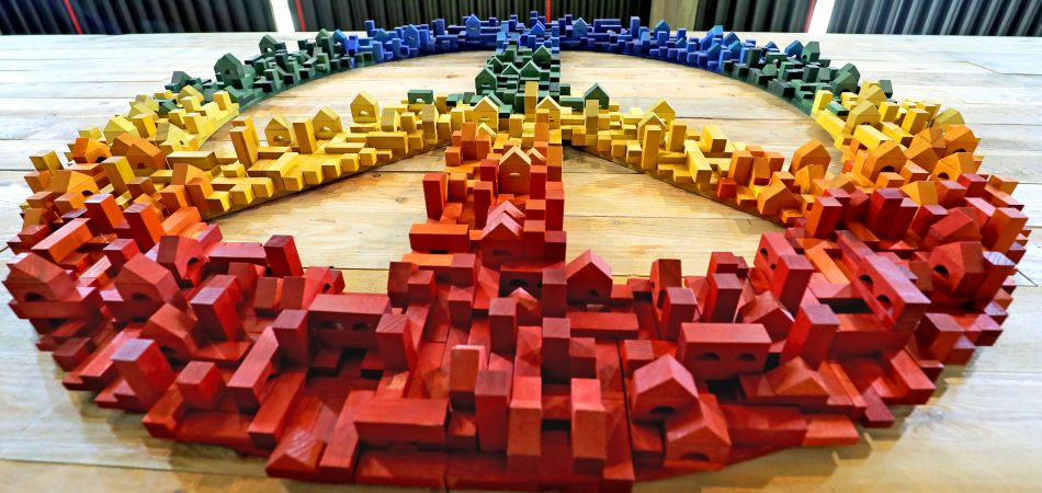 Símbolos de paz de madera: la paz debe ser conquistada. Símbolos de paz de madera: la paz debe ser conquistada.