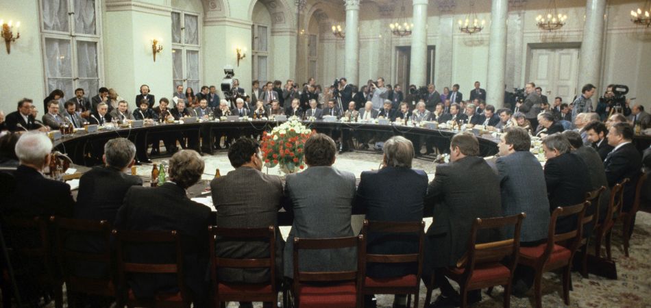 Runder Tisch: Gewerkschaft und Regierung verhandeln am 5.4.1989. Runder Tisch: Gewerkschaft und Regierung verhandeln am 5.4.1989.