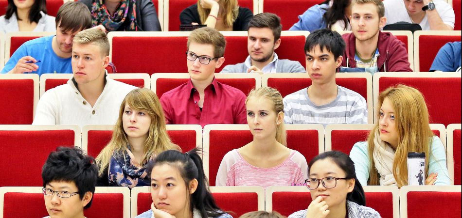 Estudiantes - Recursos Para Familias Y Estudiantes Universitarios Que Se Preparan Para Volver A La Escuela Benefits Gov _ kluβ estuˈðjantez ðe la ˈplata lit.