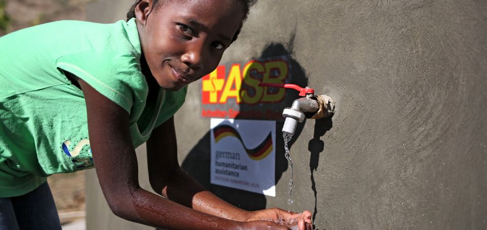 Humanitäre Hilfe: Sauberes Wasser für obdachlos gewordene Menschen in Haiti. Humanitäre Hilfe: Sauberes Wasser für obdachlos gewordene Menschen in Haiti.
