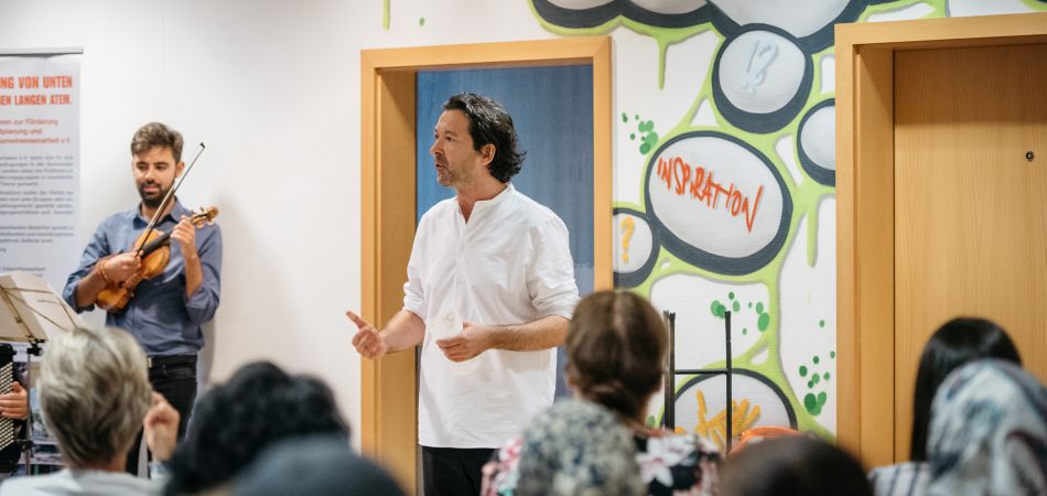 Bringt die Oper zu den Menschen: Mustafa Akça Bringt die Oper zu den Menschen: Mustafa Akça