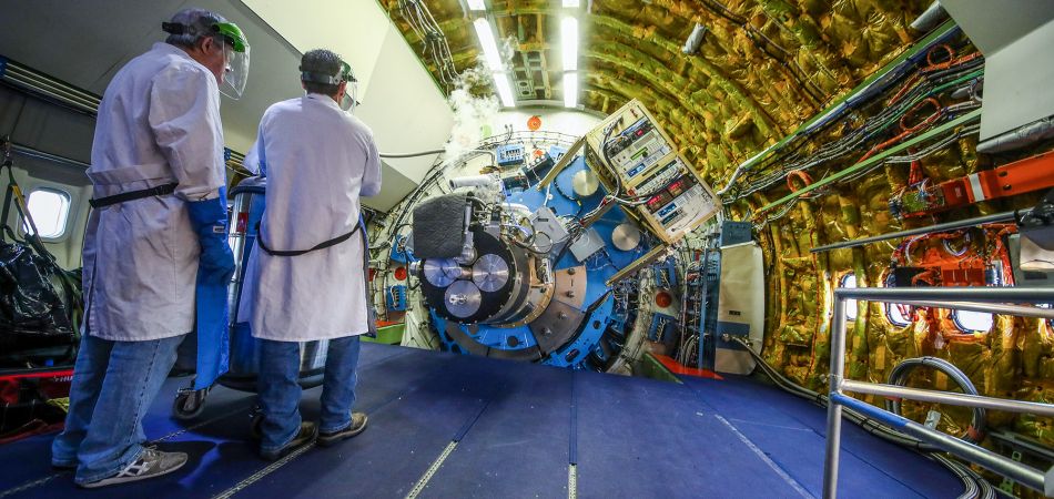 Pesquisadores da NASA trabalham no observatório voador “SOFIA”. Pesquisadores da NASA trabalham no observatório voador “SOFIA”.