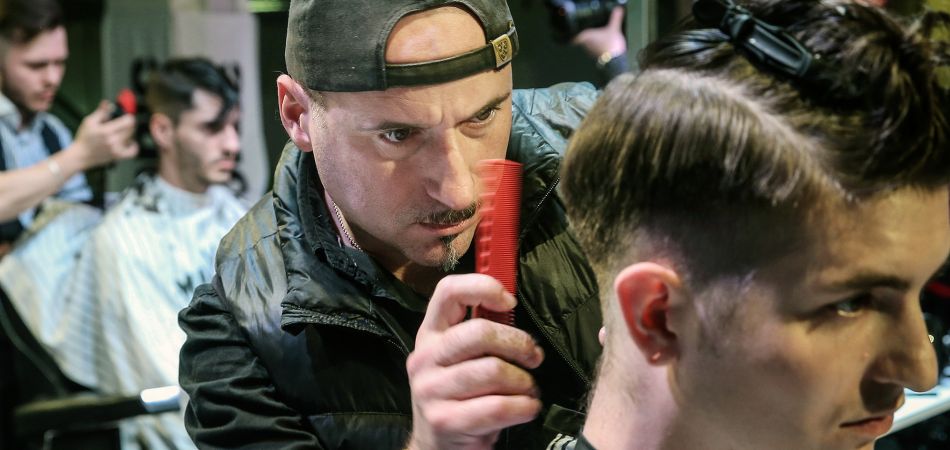 Слово «парикмахер» тоже имеет немецкие корни. Слово «парикмахер» тоже имеет немецкие корни.