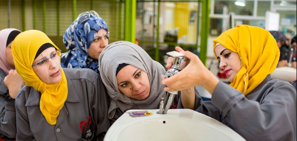 In einer Berufsschule in Irbid werden Klempnerinnen ausgebildet. In einer Berufsschule in Irbid werden Klempnerinnen ausgebildet.
