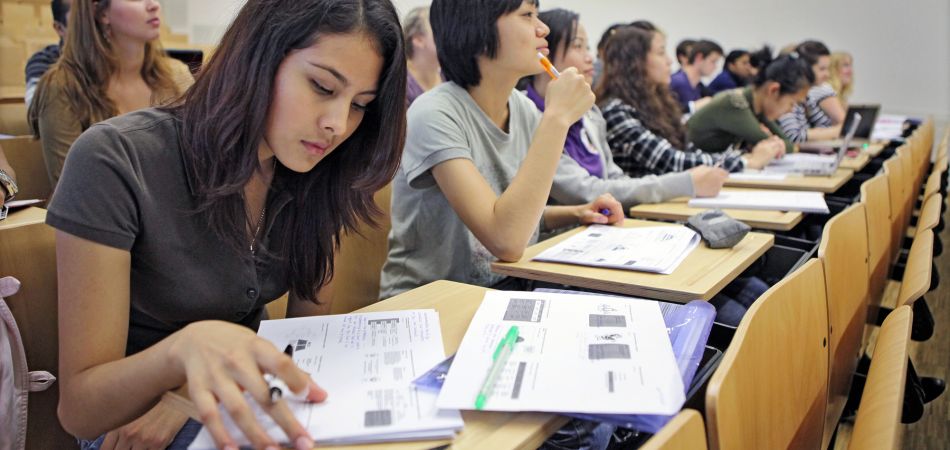 يتوجب على فئة من الطلبة الأجانب دراسة سنة تحضيرية قبل بدء دراستهم الجامعية. يتوجب على فئة من الطلبة الأجانب دراسة سنة تحضيرية قبل بدء دراستهم الجامعية.