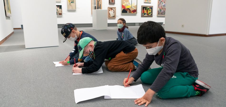 Niños dibujando en la Nueva Galería Nacional de Berlín. Niños dibujando en la Nueva Galería Nacional de Berlín.